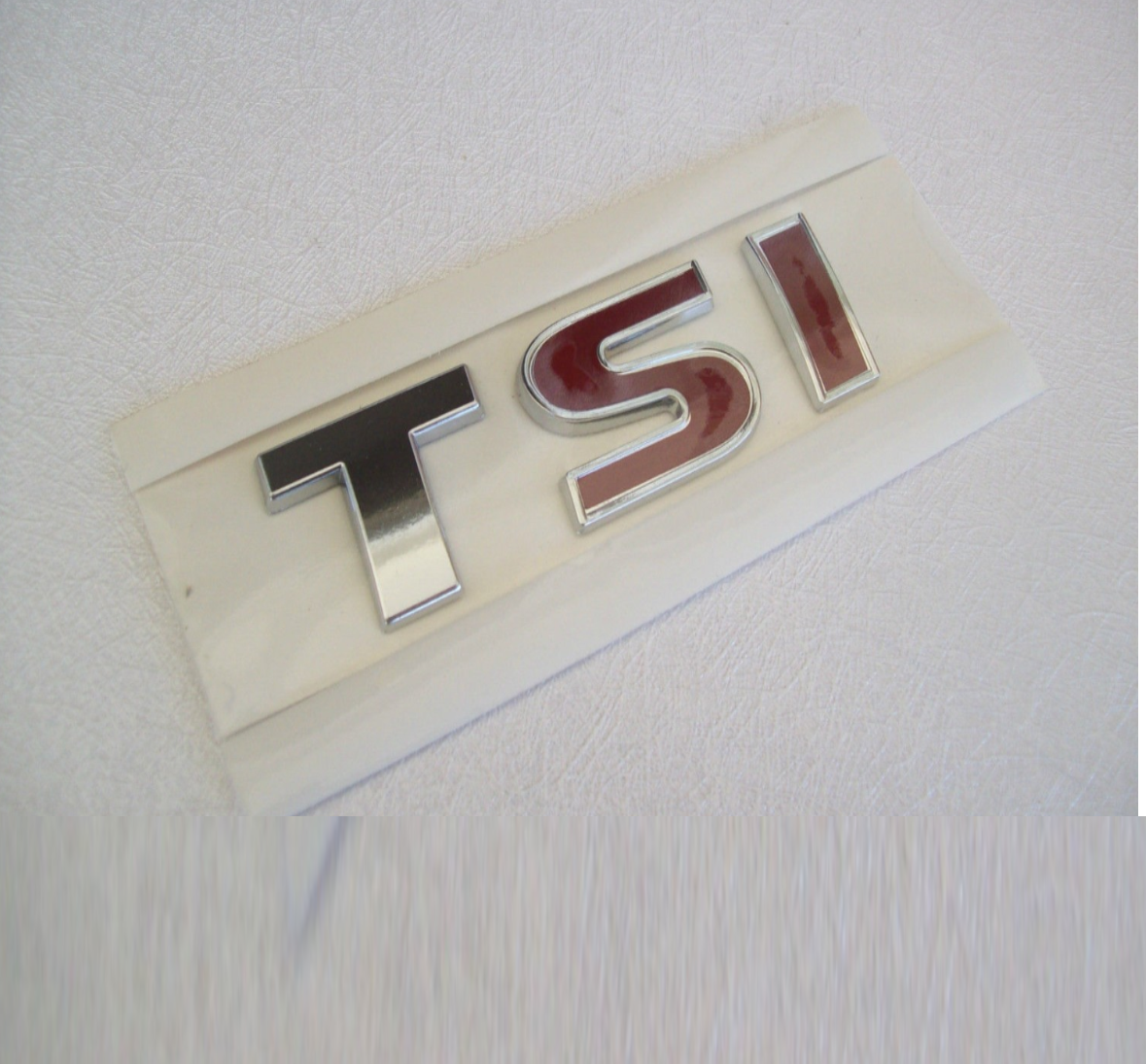 VOLKSWAGEN GOLF 6 TSİ İKİ KIRMIZI ARKA BAGAJ YAZISI YENİ MODEL - resim 1
